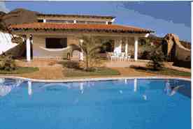 Ansicht Pool und Haus